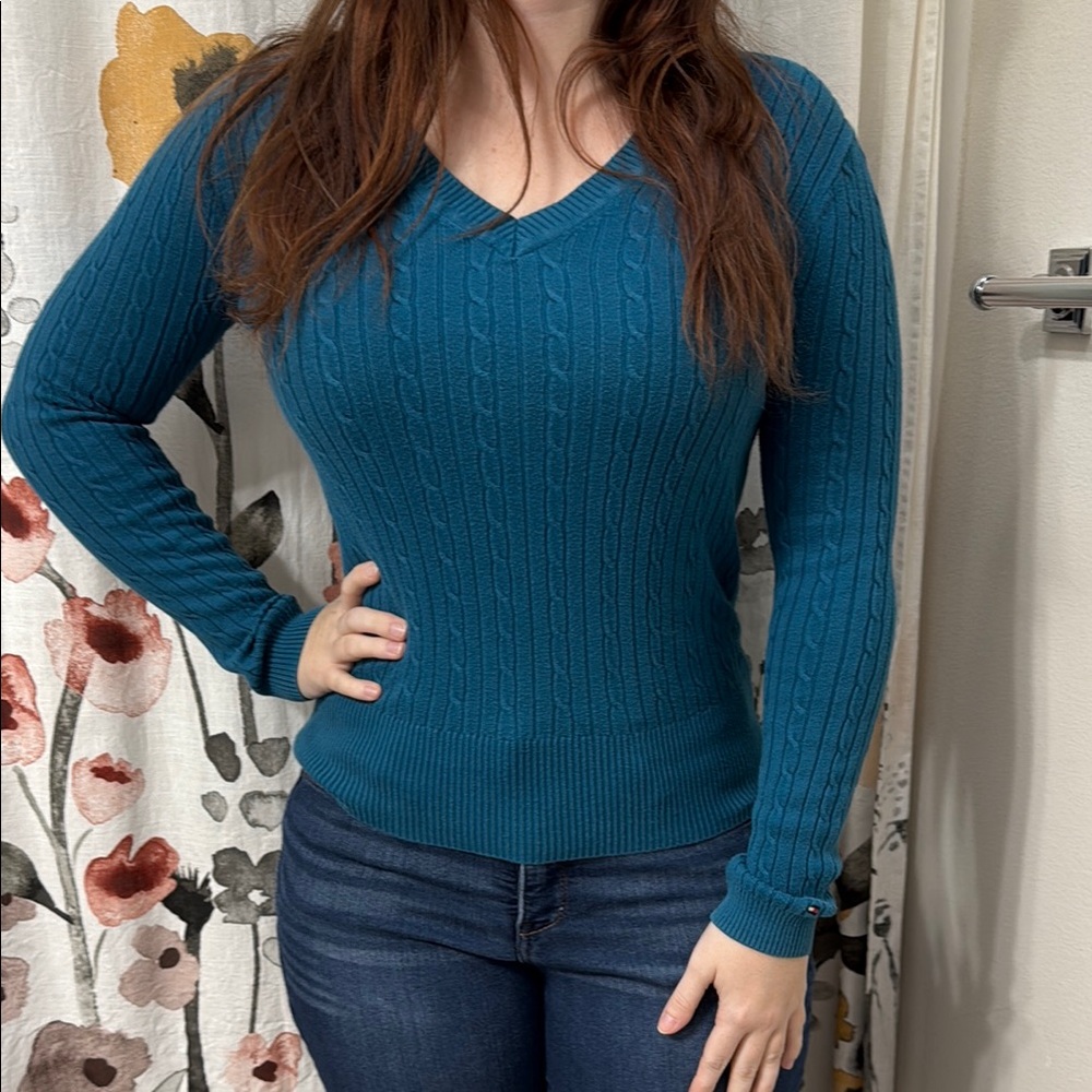 Women’s Tommy Hilfiger Blue Cable Knit V-Neck Long Sleeve Sweater. Size Small.